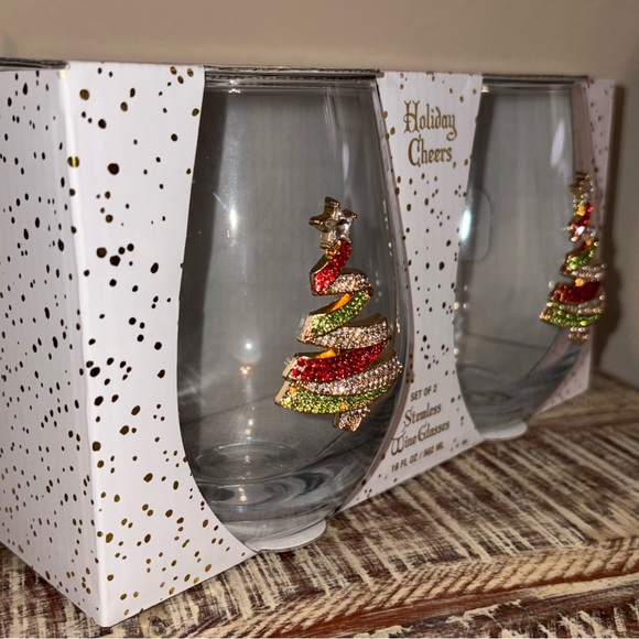 Holiday Cheers Wine Glass Set - Picture 3 of 3